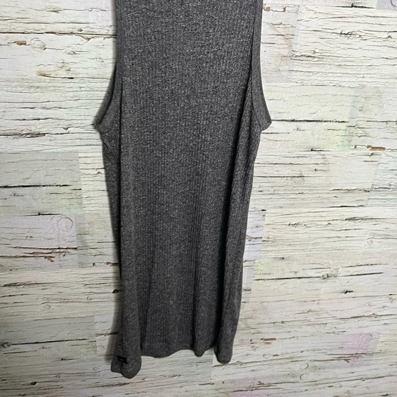 Obey gray cowlneck top sleeveless size  small - Picture 8 of 8